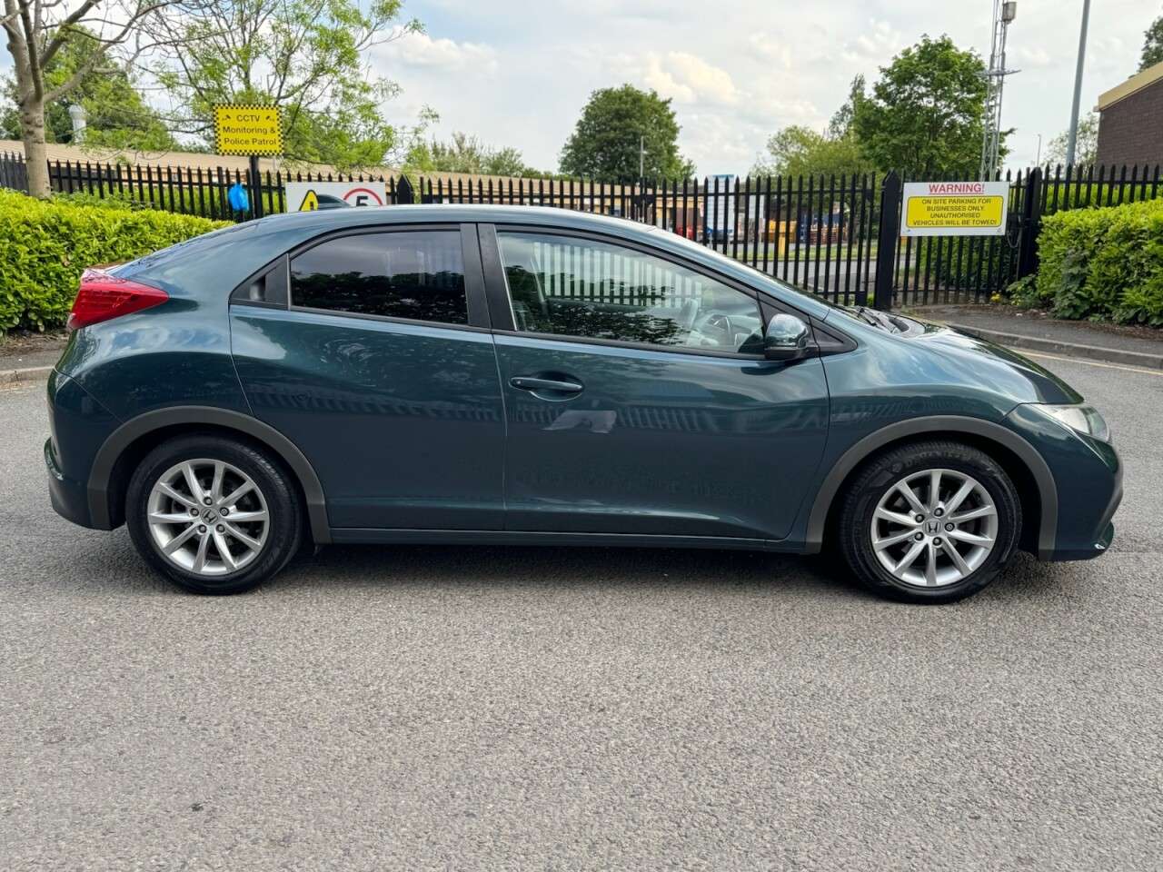 A 2013 HONDA CIVIC 1.8 i-VTEC SE Hatchback 5dr Petrol Manual Euro 5 (s/s) (142 ps) A 2013 HONDA CIVIC 1.8 i-VTEC SE Hatchback 5dr Petrol Manual Euro 5 (s/s) (142 ps)