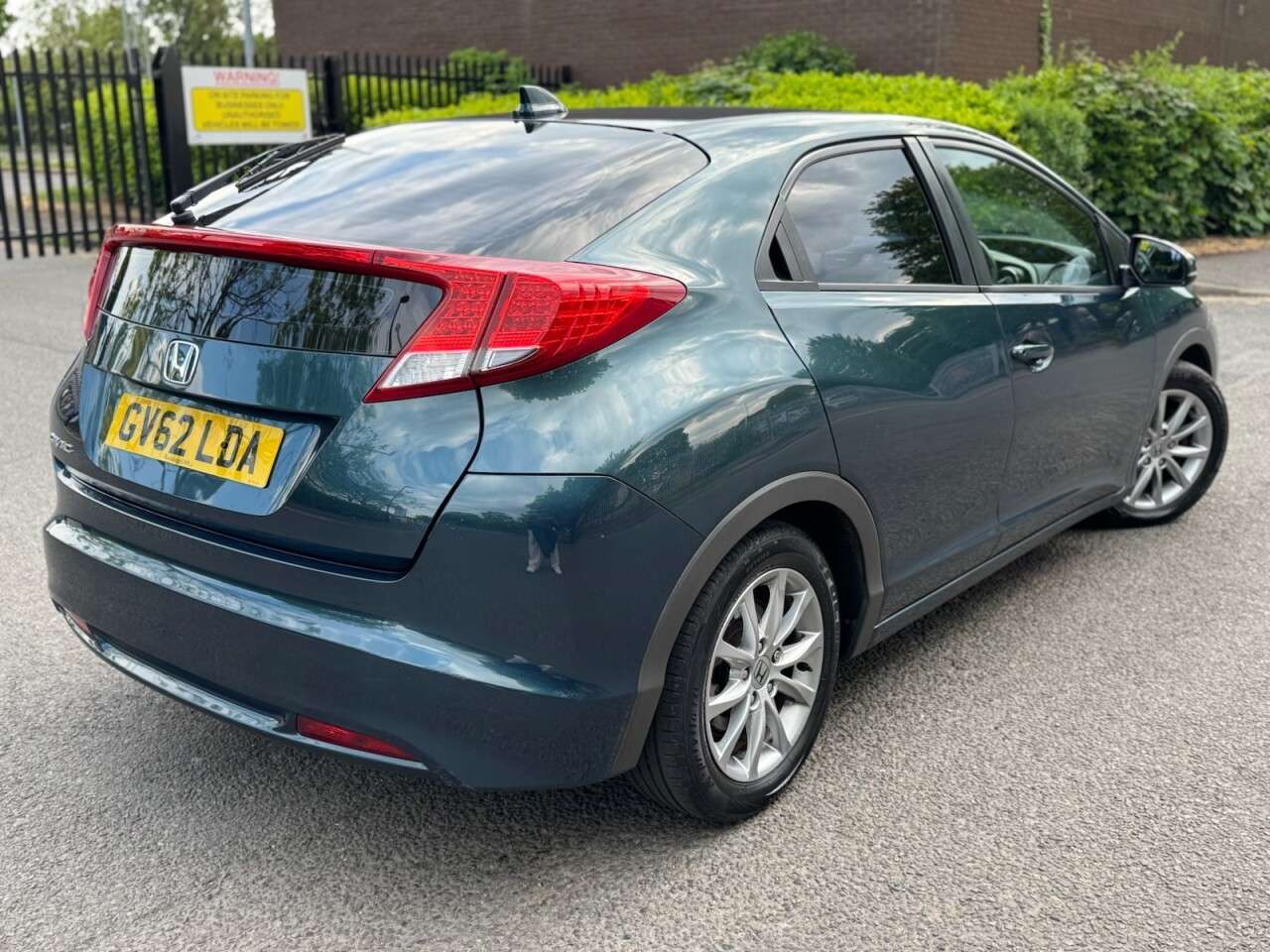 A 2013 HONDA CIVIC 1.8 i-VTEC SE Hatchback 5dr Petrol Manual Euro 5 (s/s) (142 ps) A 2013 HONDA CIVIC 1.8 i-VTEC SE Hatchback 5dr Petrol Manual Euro 5 (s/s) (142 ps)