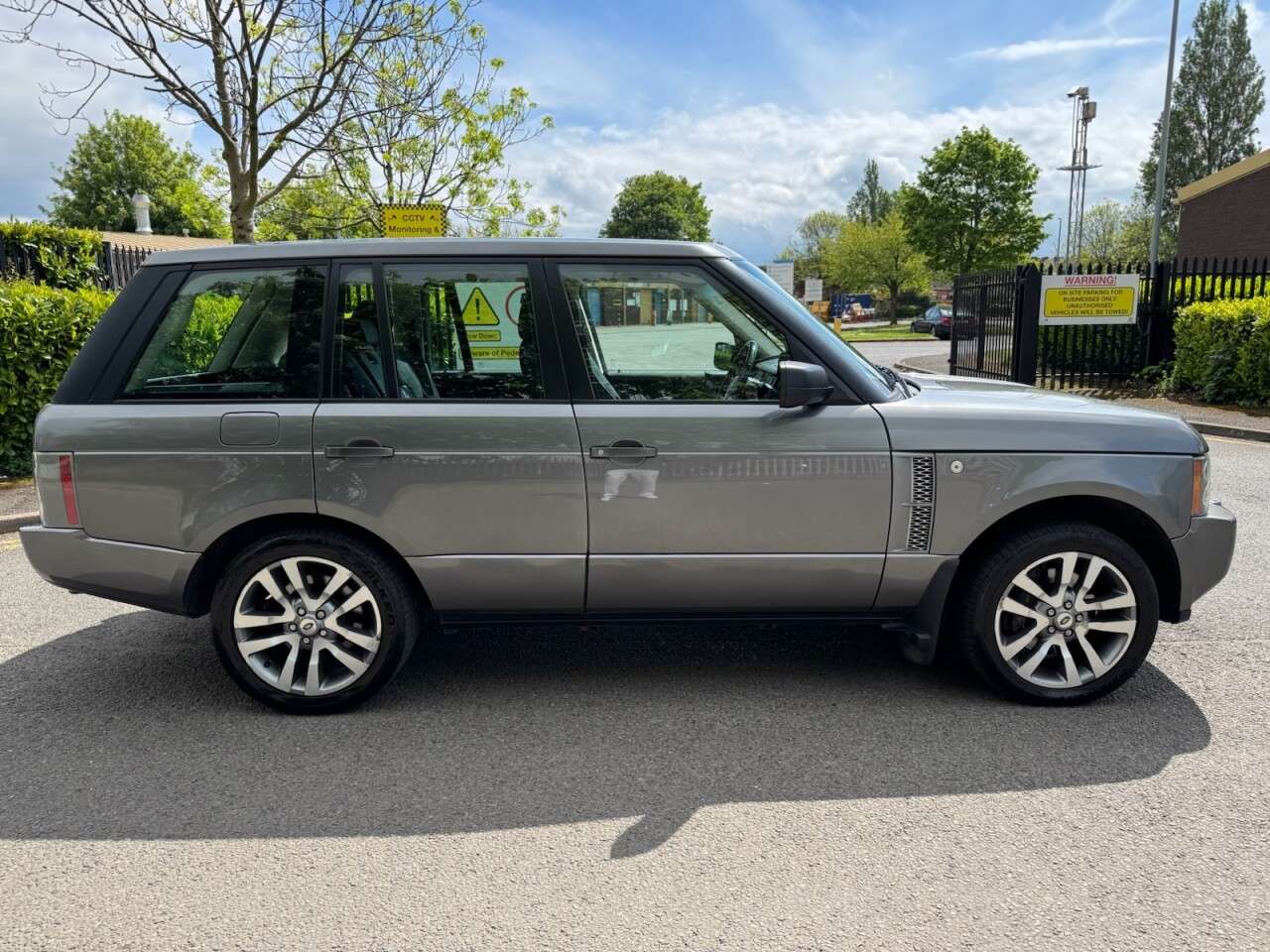 A 2009 LAND ROVER RANGE ROVER 3.6 TD V8 Westminster Station Wagon 5dr Diesel Automatic (299 g/km, 272 bhp A 2009 LAND ROVER RANGE ROVER 3.6 TD V8 Westminster Station Wagon 5dr Diesel Automatic (299 g/km, 272 bhp