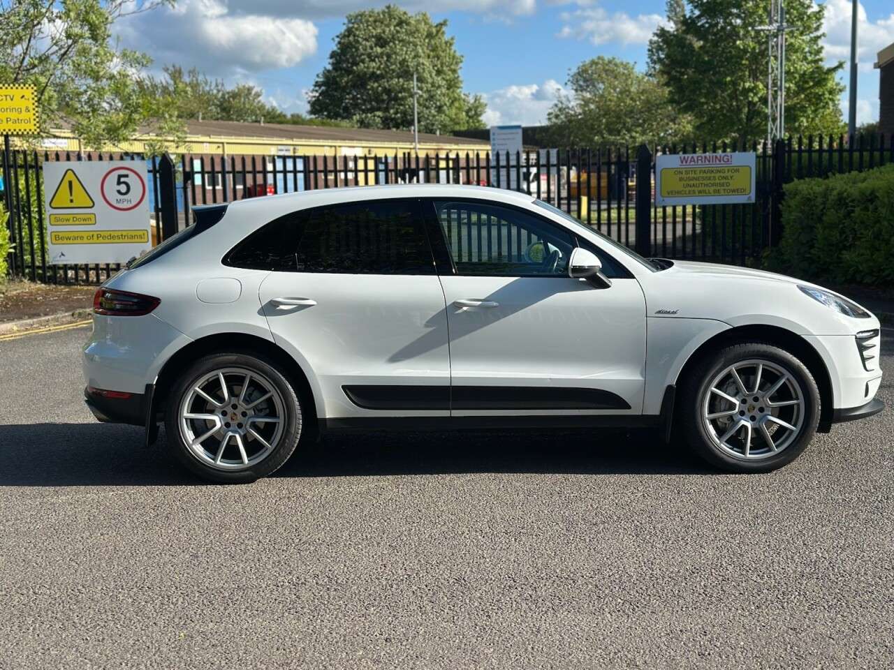 A 2016 PORSCHE MACAN 3.0 TD V6 S SUV 5dr Diesel PDK 4WD Euro 6 (s/s) (258 ps) A 2016 PORSCHE MACAN 3.0 TD V6 S SUV 5dr Diesel PDK 4WD Euro 6 (s/s) (258 ps)