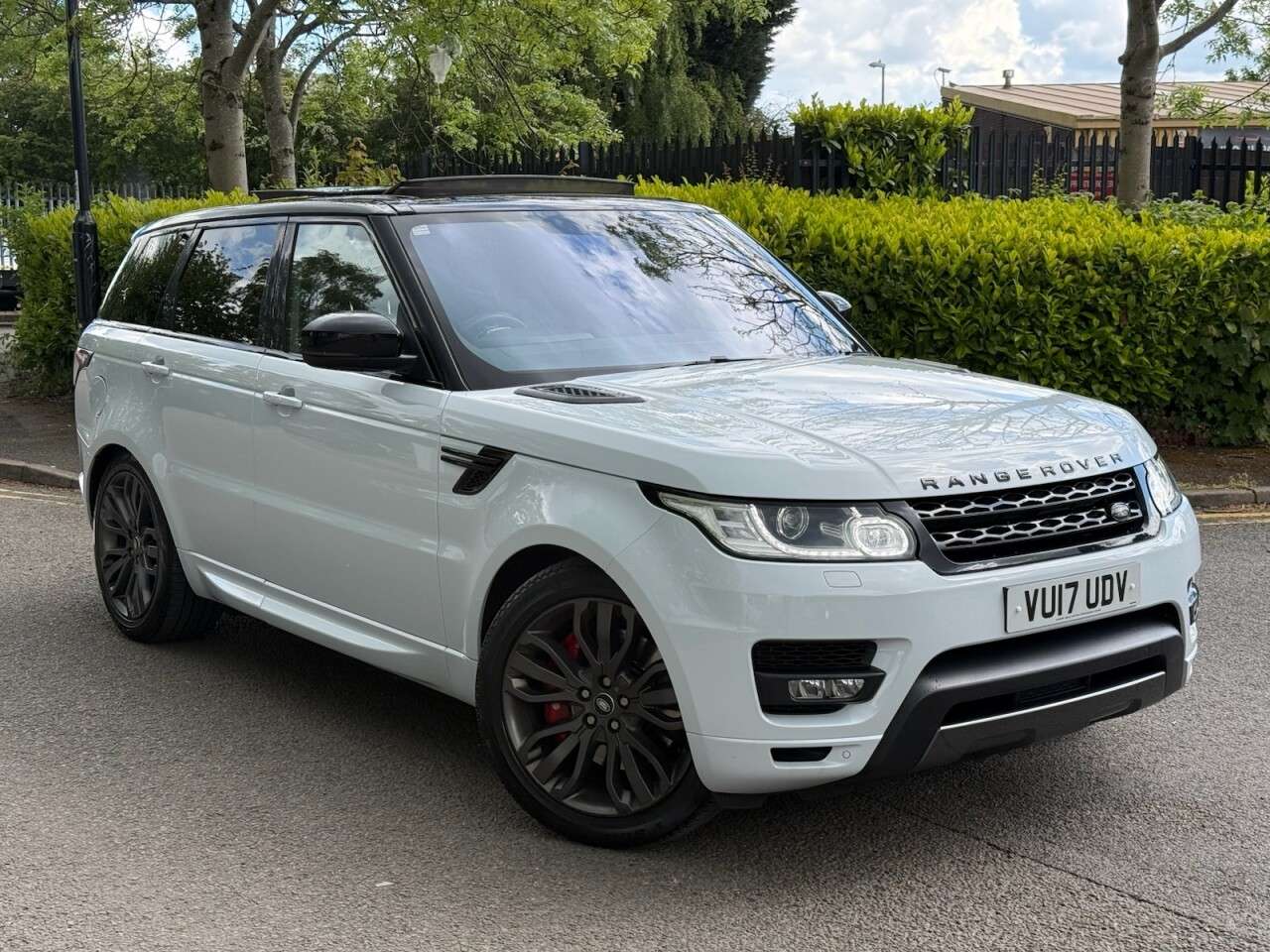 A 2017 LAND ROVER RANGE ROVER SPORT 3.0 SD V6 HSE Dynamic SUV 5dr Diesel Auto 4WD Euro 6 (s/s) (306 ps) ULEZ+1F A 2017 LAND ROVER RANGE ROVER SPORT 3.0 SD V6 HSE Dynamic SUV 5dr Diesel Auto 4WD Euro 6 (s/s) (306 ps) ULEZ+1F
