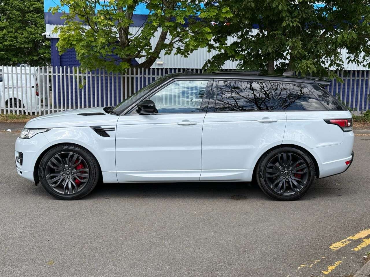 A 2017 LAND ROVER RANGE ROVER SPORT 3.0 SD V6 HSE Dynamic SUV 5dr Diesel Auto 4WD Euro 6 (s/s) (306 ps) ULEZ+1F A 2017 LAND ROVER RANGE ROVER SPORT 3.0 SD V6 HSE Dynamic SUV 5dr Diesel Auto 4WD Euro 6 (s/s) (306 ps) ULEZ+1F
