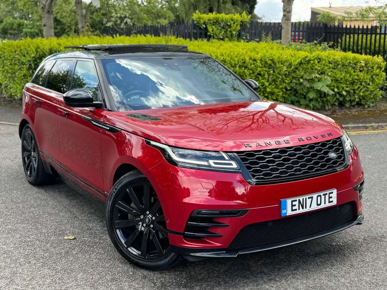 A 2017 LAND ROVER RANGE ROVER VELAR 3.0 SD6 V6 R-Dynamic HSE SUV 5dr Diesel Auto 4WD Euro 6 (s/s) (300 ps) PAN A 2017 LAND ROVER RANGE ROVER VELAR 3.0 SD6 V6 R-Dynamic HSE SUV 5dr Diesel Auto 4WD Euro 6 (s/s) (300 ps) PAN