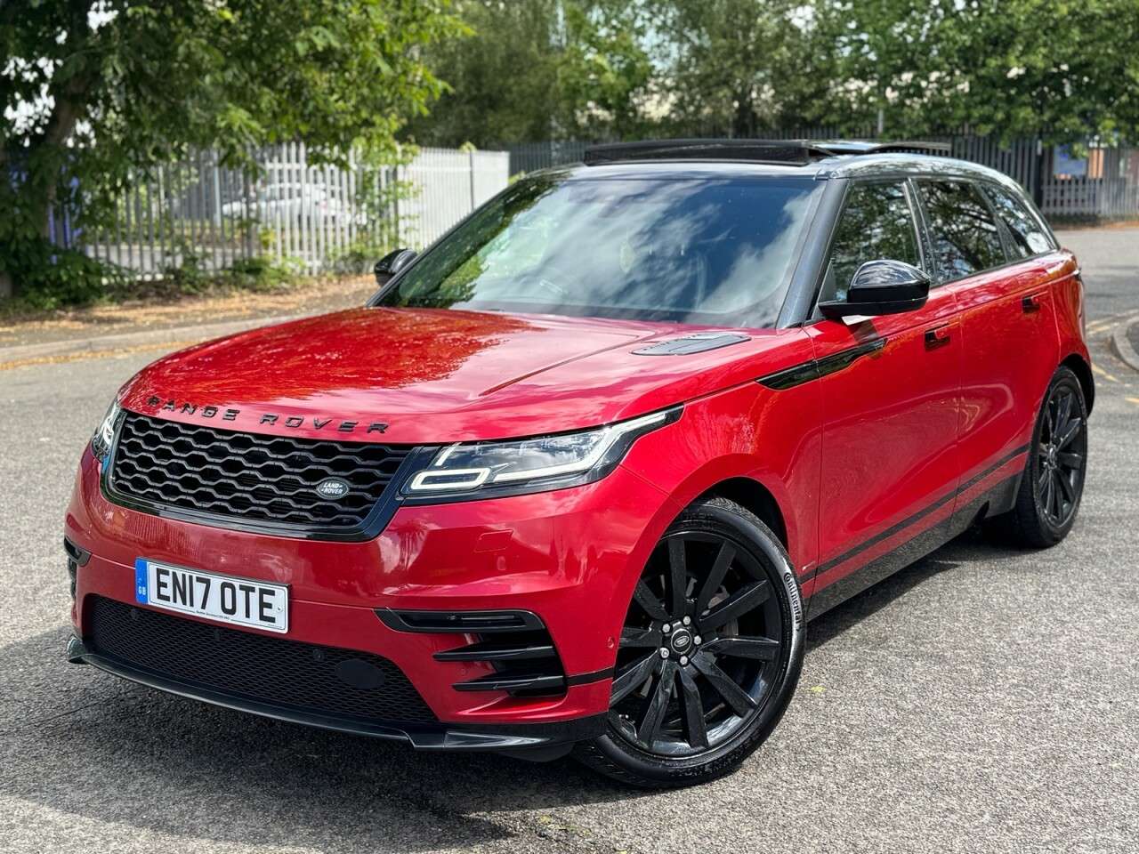 A 2017 LAND ROVER RANGE ROVER VELAR 3.0 SD6 V6 R-Dynamic HSE SUV 5dr Diesel Auto 4WD Euro 6 (s/s) (300 ps) PAN A 2017 LAND ROVER RANGE ROVER VELAR 3.0 SD6 V6 R-Dynamic HSE SUV 5dr Diesel Auto 4WD Euro 6 (s/s) (300 ps) PAN