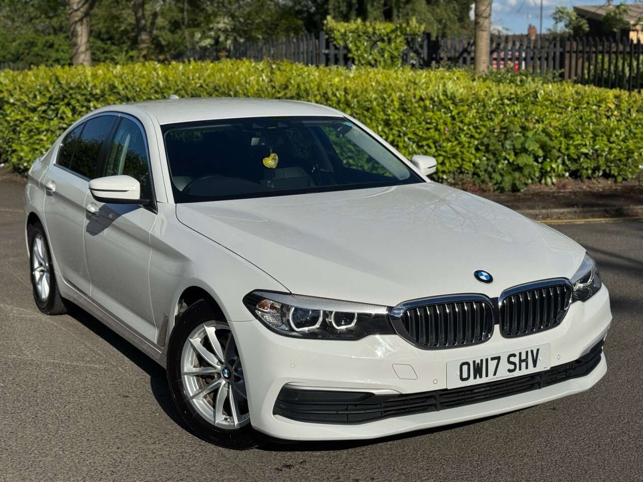 A 2017 BMW 5 SERIES 2.0 520d SE Saloon 4dr Diesel Auto Euro 6 (s/s) (190 ps) ULEZ+1FO+FSH+NAV+C A 2017 BMW 5 SERIES 2.0 520d SE Saloon 4dr Diesel Auto Euro 6 (s/s) (190 ps) ULEZ+1FO+FSH+NAV+C