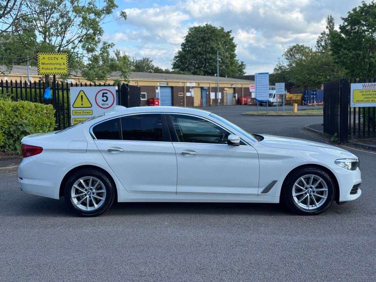 A 2017 BMW 5 SERIES 2.0 520d SE Saloon 4dr Diesel Auto Euro 6 (s/s) (190 ps) ULEZ+1FO+FSH+NAV+C A 2017 BMW 5 SERIES 2.0 520d SE Saloon 4dr Diesel Auto Euro 6 (s/s) (190 ps) ULEZ+1FO+FSH+NAV+C