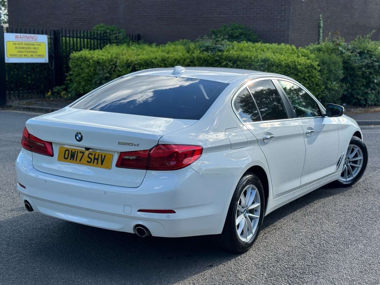 A 2017 BMW 5 SERIES 2.0 520d SE Saloon 4dr Diesel Auto Euro 6 (s/s) (190 ps) ULEZ+1FO+FSH+NAV+C A 2017 BMW 5 SERIES 2.0 520d SE Saloon 4dr Diesel Auto Euro 6 (s/s) (190 ps) ULEZ+1FO+FSH+NAV+C