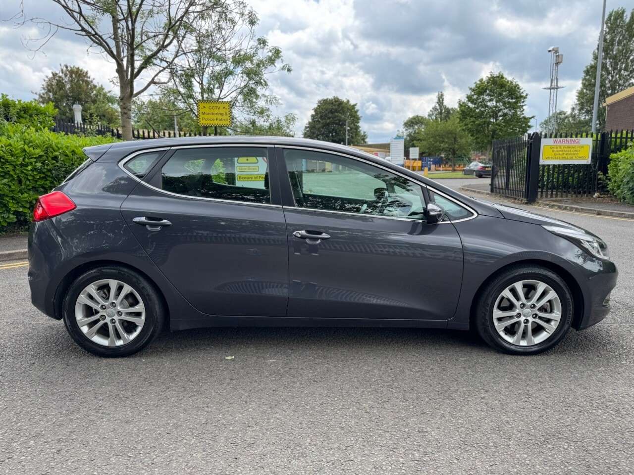 A 2014 KIA CEED 1.6 CRDi EcoDynamics 2 Hatchback 5dr Diesel Manual Euro 5 (s/s) (126 bhp) A 2014 KIA CEED 1.6 CRDi EcoDynamics 2 Hatchback 5dr Diesel Manual Euro 5 (s/s) (126 bhp)
