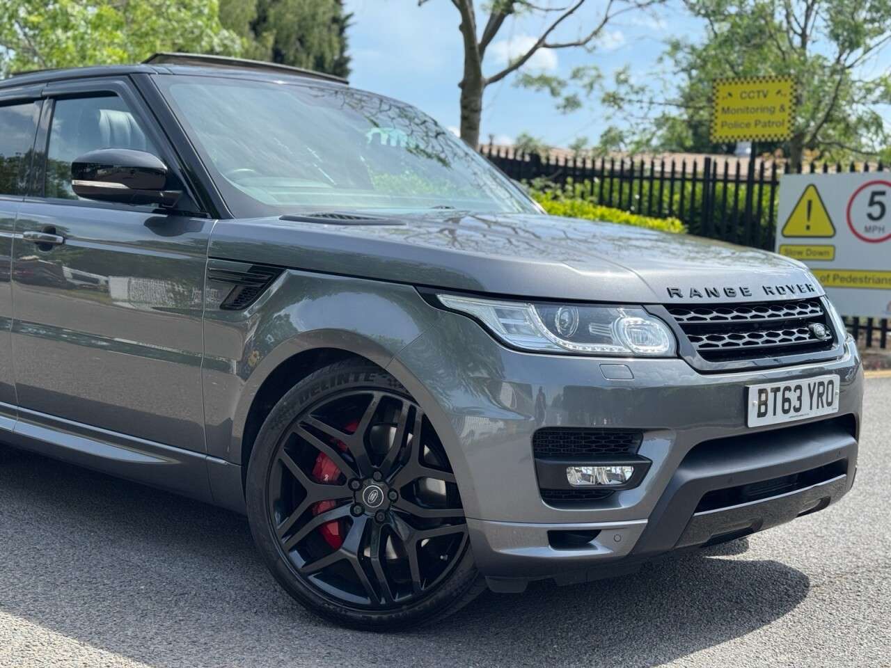 A 2014 LAND ROVER RANGE ROVER SPORT 3.0 SD V6 Autobiography Dynamic SUV 5dr Diesel Auto 4WD Euro 5 (s/s) (292 p A 2014 LAND ROVER RANGE ROVER SPORT 3.0 SD V6 Autobiography Dynamic SUV 5dr Diesel Auto 4WD Euro 5 (s/s) (292 p
