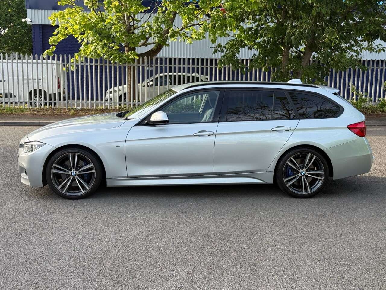 A 2015 BMW 3 SERIES 2.0 318d M Sport Touring 5dr Diesel Manual Euro 6 (s/s) (150 ps) A 2015 BMW 3 SERIES 2.0 318d M Sport Touring 5dr Diesel Manual Euro 6 (s/s) (150 ps)
