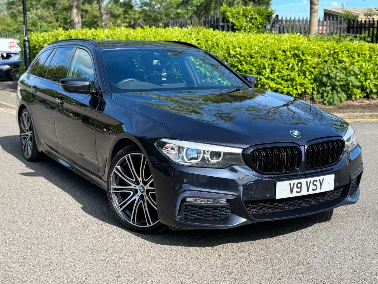 A 2019 BMW 5 SERIES 3.0 530d M Sport Touring 5dr Diesel Auto Euro 6 (s/s) (265 ps) FSH BMW+ULEZ A 2019 BMW 5 SERIES 3.0 530d M Sport Touring 5dr Diesel Auto Euro 6 (s/s) (265 ps) FSH BMW+ULEZ