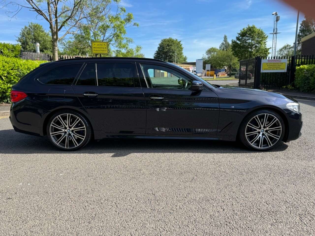 A 2019 BMW 5 SERIES 3.0 530d M Sport Touring 5dr Diesel Auto Euro 6 (s/s) (265 ps) FSH BMW+ULEZ A 2019 BMW 5 SERIES 3.0 530d M Sport Touring 5dr Diesel Auto Euro 6 (s/s) (265 ps) FSH BMW+ULEZ