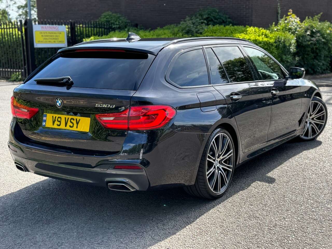 A 2019 BMW 5 SERIES 3.0 530d M Sport Touring 5dr Diesel Auto Euro 6 (s/s) (265 ps) FSH BMW+ULEZ A 2019 BMW 5 SERIES 3.0 530d M Sport Touring 5dr Diesel Auto Euro 6 (s/s) (265 ps) FSH BMW+ULEZ