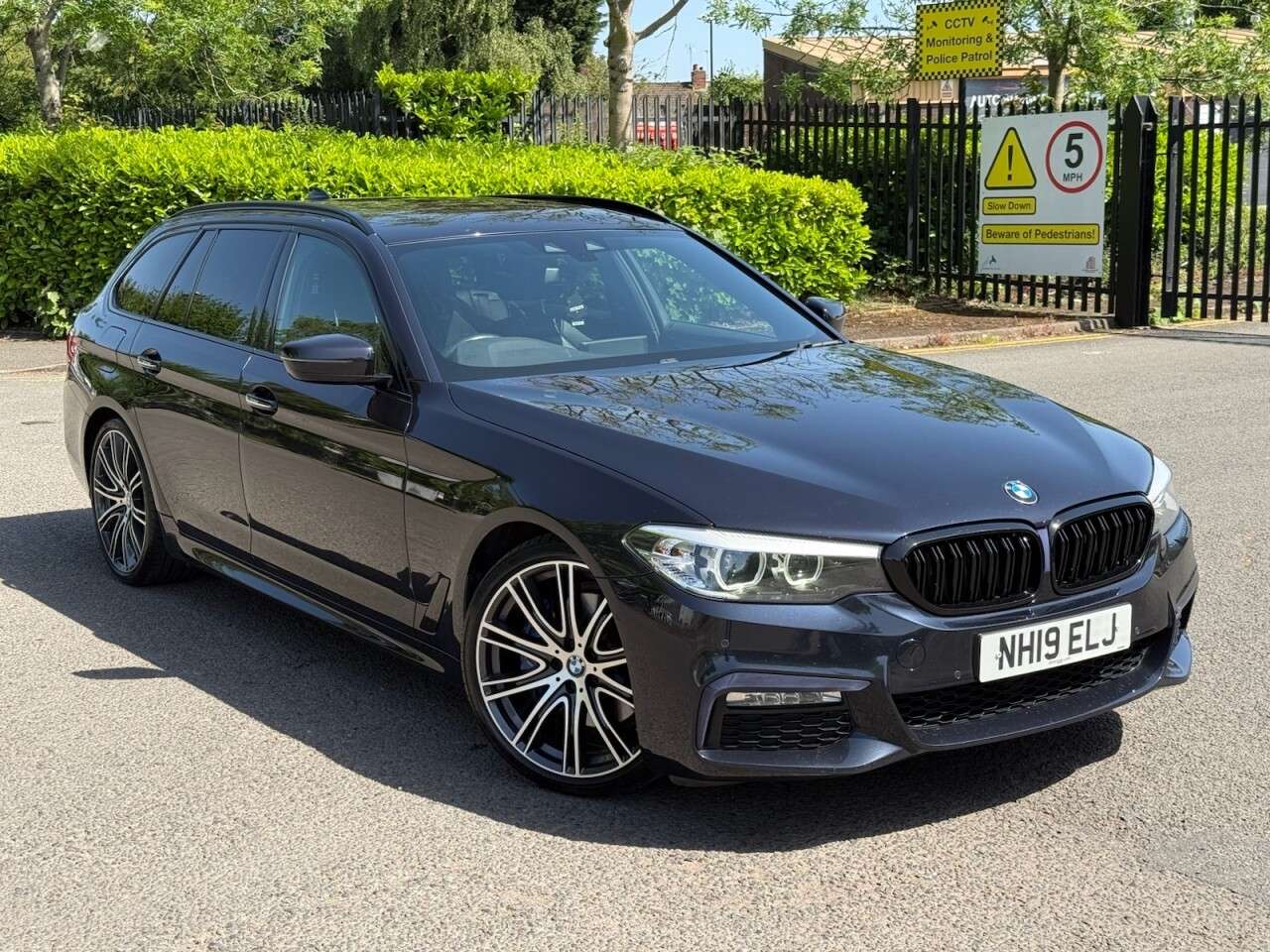 A 2019 BMW 5 SERIES 3.0 530d M Sport Touring 5dr Diesel Auto Euro 6 (s/s) (265 ps) FSH BMW+ULEZ A 2019 BMW 5 SERIES 3.0 530d M Sport Touring 5dr Diesel Auto Euro 6 (s/s) (265 ps) FSH BMW+ULEZ