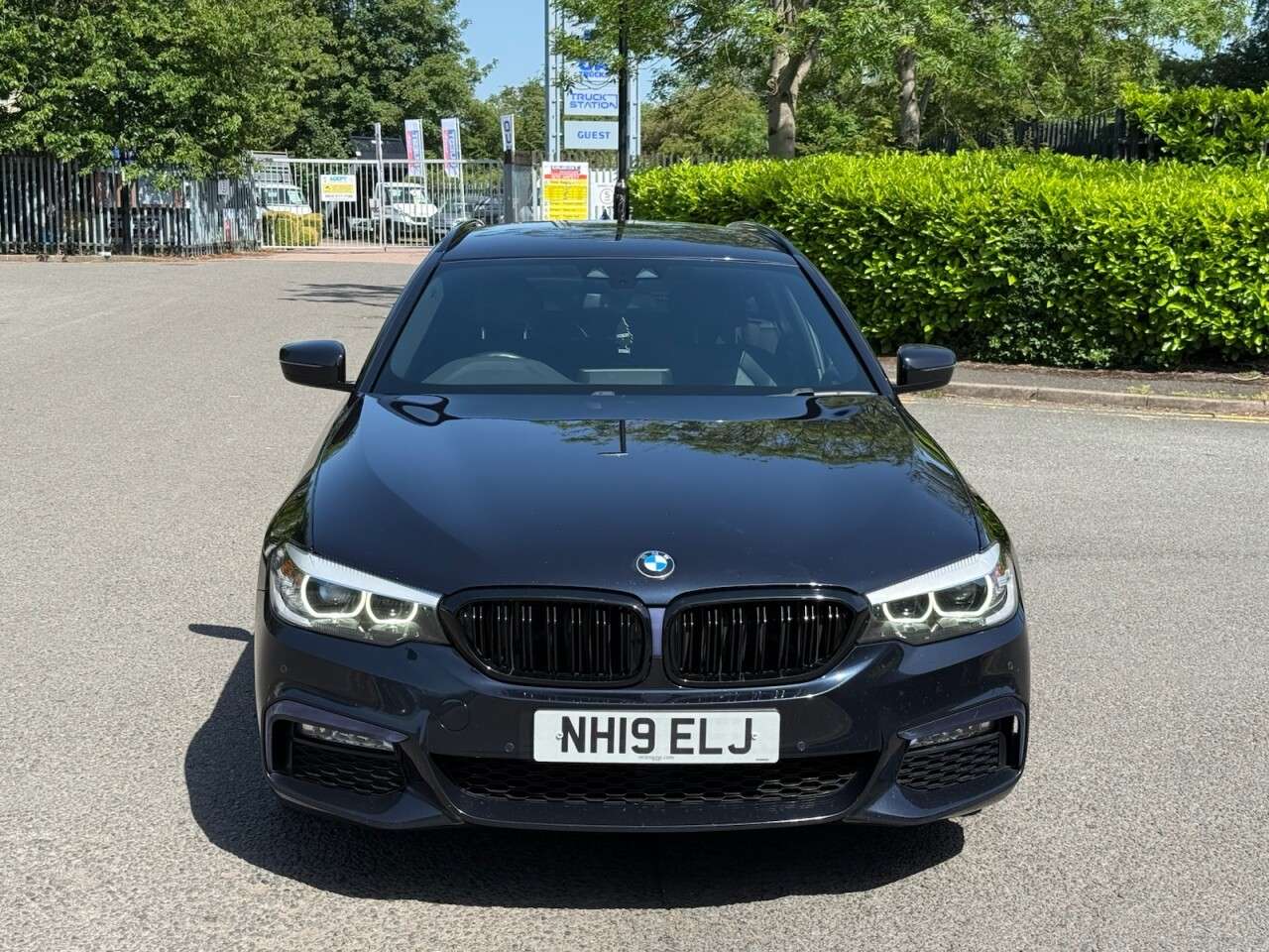 A 2019 BMW 5 SERIES 3.0 530d M Sport Touring 5dr Diesel Auto Euro 6 (s/s) (265 ps) FSH BMW+ULEZ A 2019 BMW 5 SERIES 3.0 530d M Sport Touring 5dr Diesel Auto Euro 6 (s/s) (265 ps) FSH BMW+ULEZ