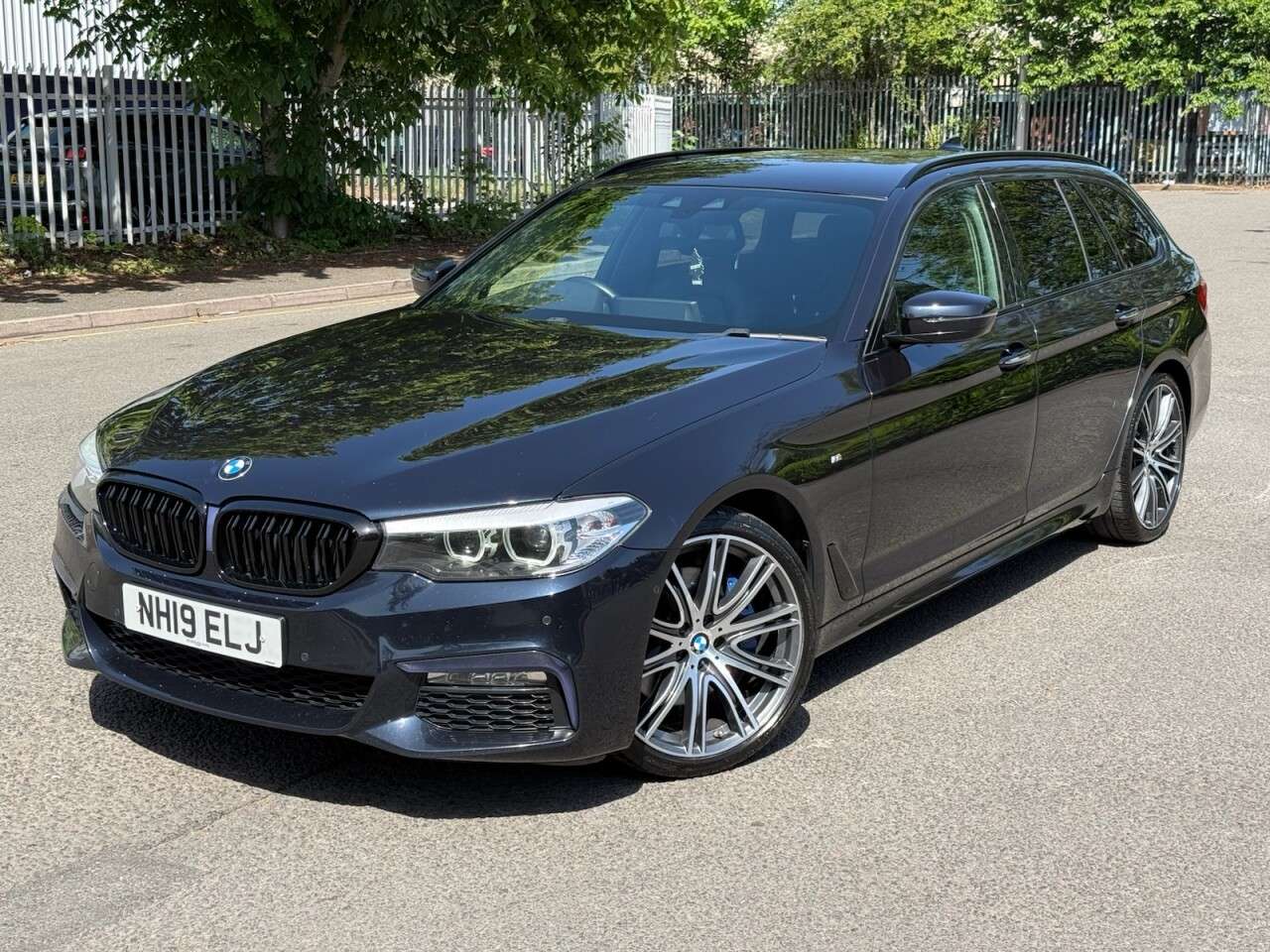 A 2019 BMW 5 SERIES 3.0 530d M Sport Touring 5dr Diesel Auto Euro 6 (s/s) (265 ps) FSH BMW+ULEZ A 2019 BMW 5 SERIES 3.0 530d M Sport Touring 5dr Diesel Auto Euro 6 (s/s) (265 ps) FSH BMW+ULEZ