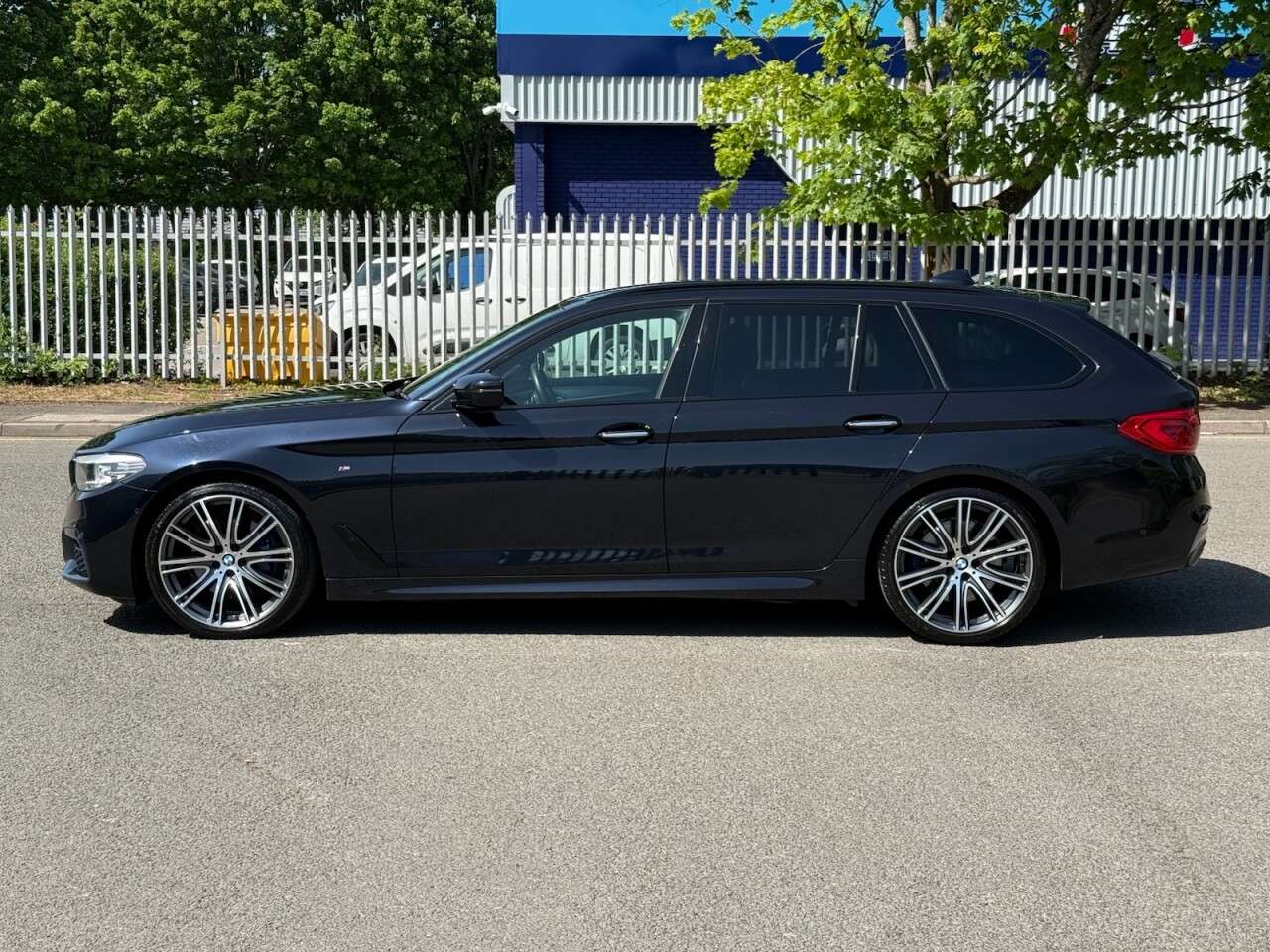 A 2019 BMW 5 SERIES 3.0 530d M Sport Touring 5dr Diesel Auto Euro 6 (s/s) (265 ps) FSH BMW+ULEZ A 2019 BMW 5 SERIES 3.0 530d M Sport Touring 5dr Diesel Auto Euro 6 (s/s) (265 ps) FSH BMW+ULEZ