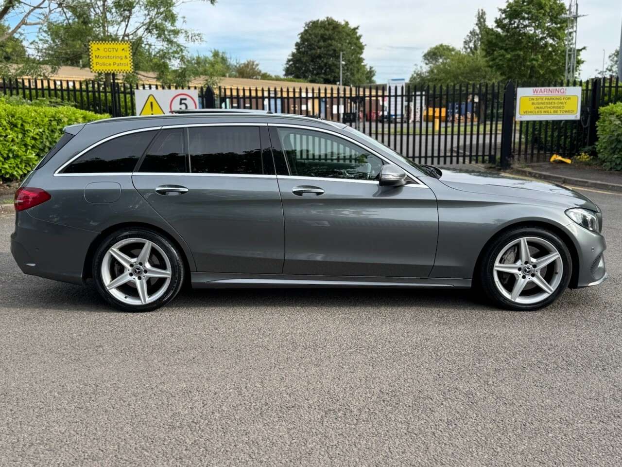 A 2017 MERCEDES-BENZ C-CLASS 2.1 C250d AMG Line (Premium) Estate 5dr Diesel G-Tronic+ Euro 6 (s/s) (204 A 2017 MERCEDES-BENZ C-CLASS 2.1 C250d AMG Line (Premium) Estate 5dr Diesel G-Tronic+ Euro 6 (s/s) (204