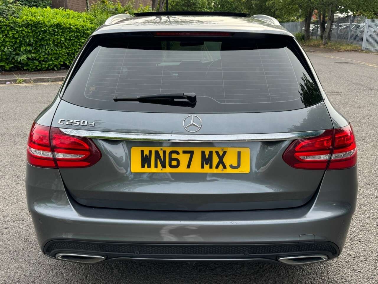 A 2017 MERCEDES-BENZ C-CLASS 2.1 C250d AMG Line (Premium) Estate 5dr Diesel G-Tronic+ Euro 6 (s/s) (204 A 2017 MERCEDES-BENZ C-CLASS 2.1 C250d AMG Line (Premium) Estate 5dr Diesel G-Tronic+ Euro 6 (s/s) (204