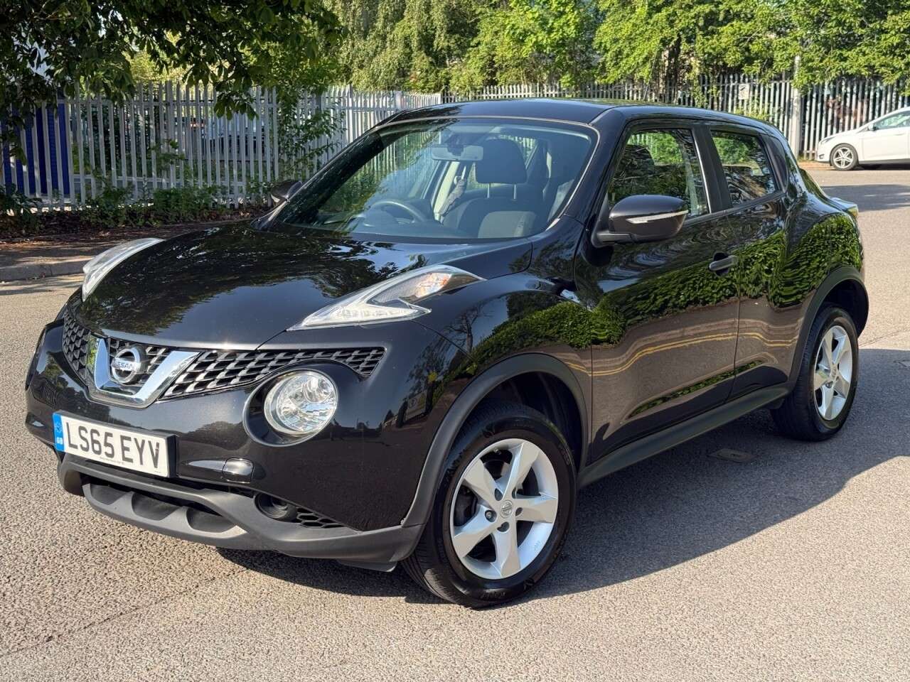A 2015 NISSAN JUKE 1.6 Visia SUV 5dr Petrol Manual Euro 6 (94 ps) ULEZ+1FO+FSH+PETROL A 2015 NISSAN JUKE 1.6 Visia SUV 5dr Petrol Manual Euro 6 (94 ps) ULEZ+1FO+FSH+PETROL