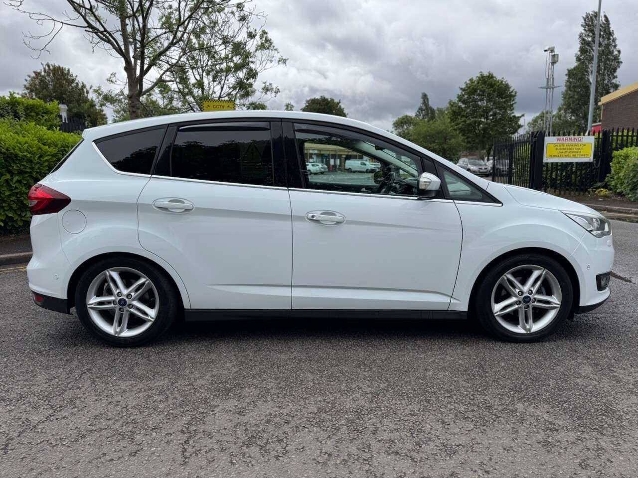 A 2017 FORD C-MAX 1.5 TDCi Titanium X MPV 5dr Diesel Powershift Euro 6 (s/s) (120 ps) ULEZ+1F A 2017 FORD C-MAX 1.5 TDCi Titanium X MPV 5dr Diesel Powershift Euro 6 (s/s) (120 ps) ULEZ+1F