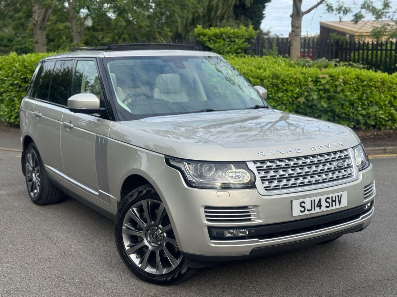 A 2014 LAND ROVER RANGE ROVER 4.4 SD V8 Autobiography SUV 5dr Diesel Auto 4WD Euro 5 (339 ps) STUNNING+1O A 2014 LAND ROVER RANGE ROVER 4.4 SD V8 Autobiography SUV 5dr Diesel Auto 4WD Euro 5 (339 ps) STUNNING+1O
