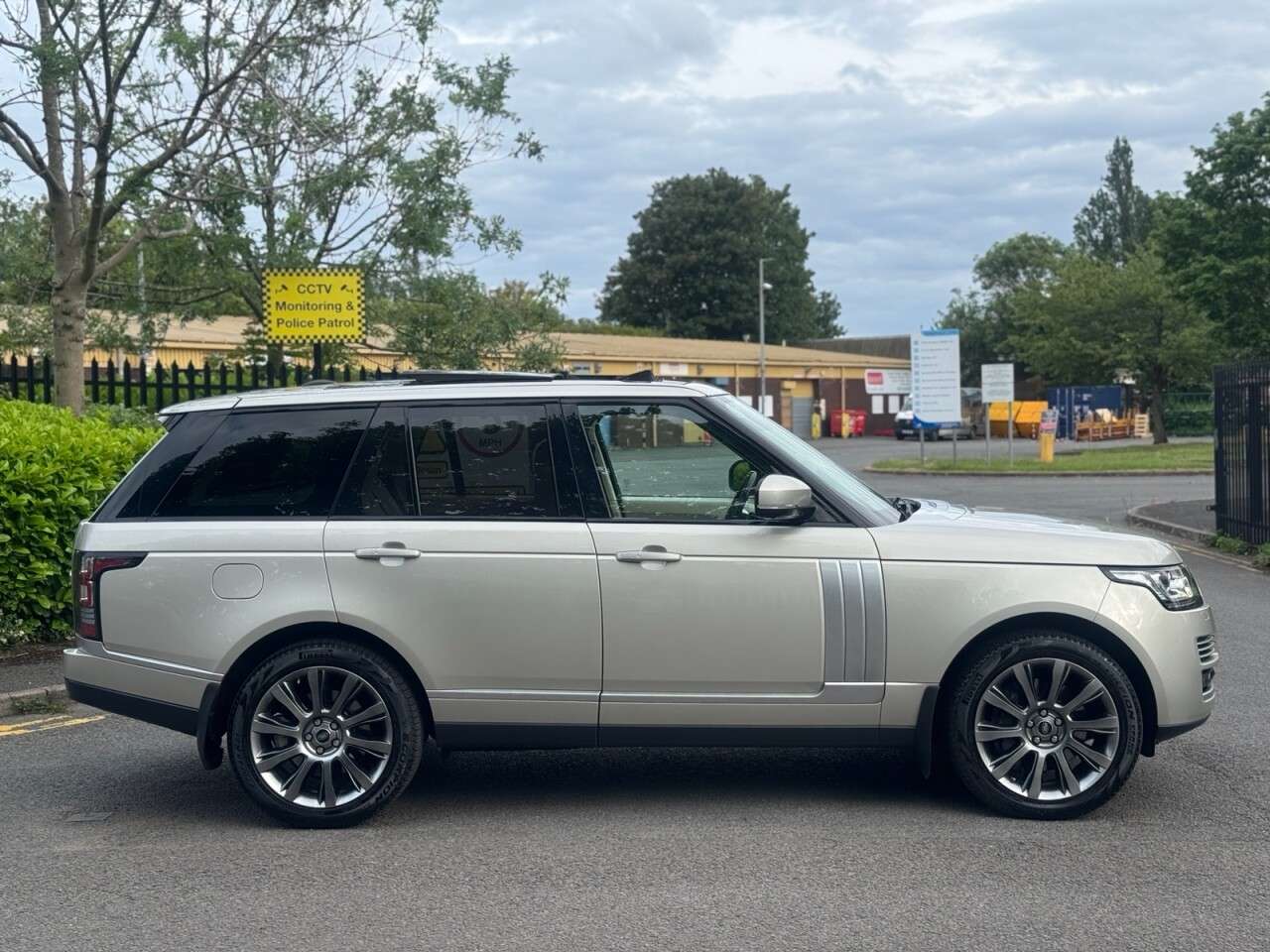 A 2014 LAND ROVER RANGE ROVER 4.4 SD V8 Autobiography SUV 5dr Diesel Auto 4WD Euro 5 (339 ps) STUNNING+1O A 2014 LAND ROVER RANGE ROVER 4.4 SD V8 Autobiography SUV 5dr Diesel Auto 4WD Euro 5 (339 ps) STUNNING+1O