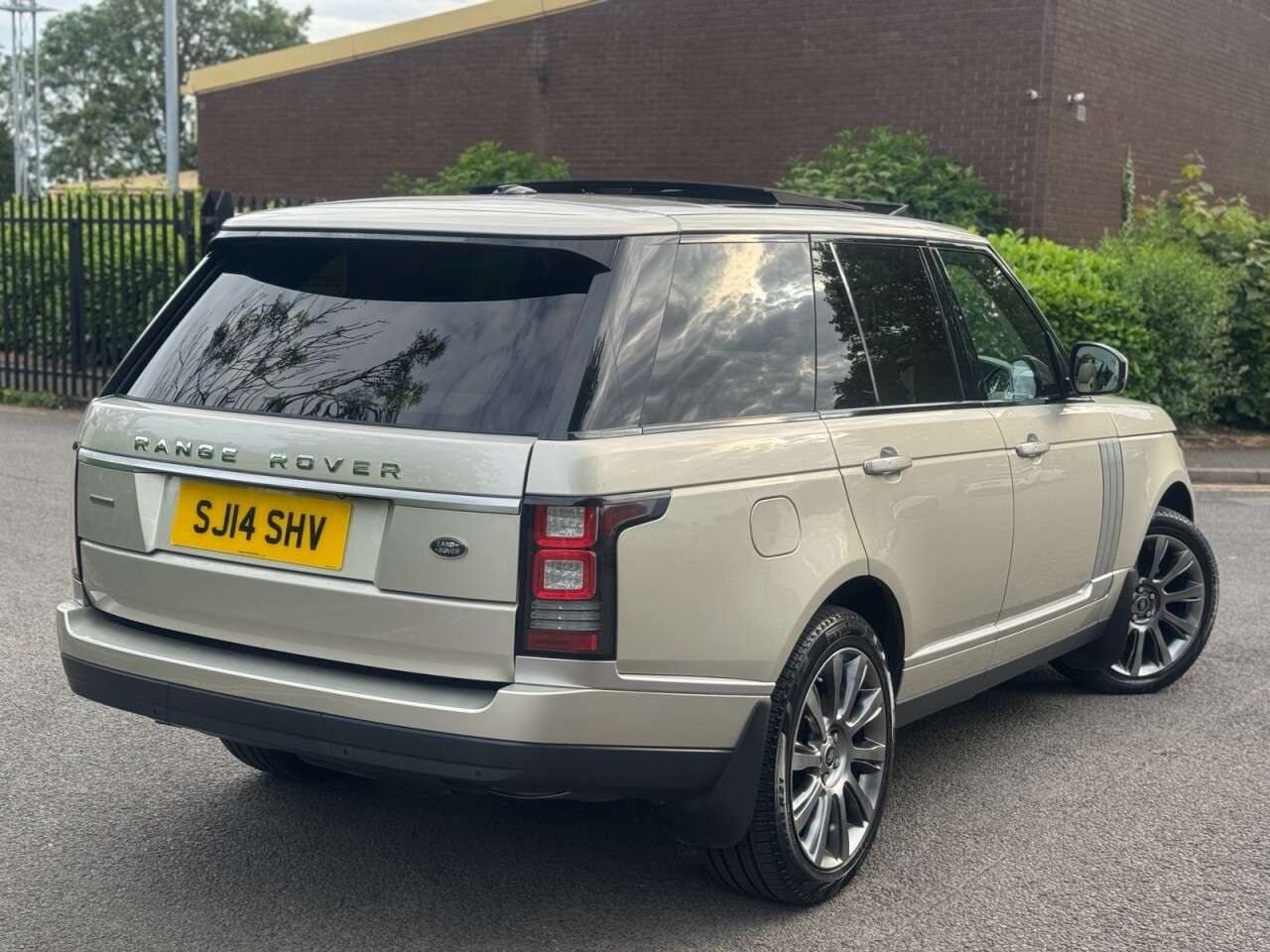 A 2014 LAND ROVER RANGE ROVER 4.4 SD V8 Autobiography SUV 5dr Diesel Auto 4WD Euro 5 (339 ps) STUNNING+1O A 2014 LAND ROVER RANGE ROVER 4.4 SD V8 Autobiography SUV 5dr Diesel Auto 4WD Euro 5 (339 ps) STUNNING+1O