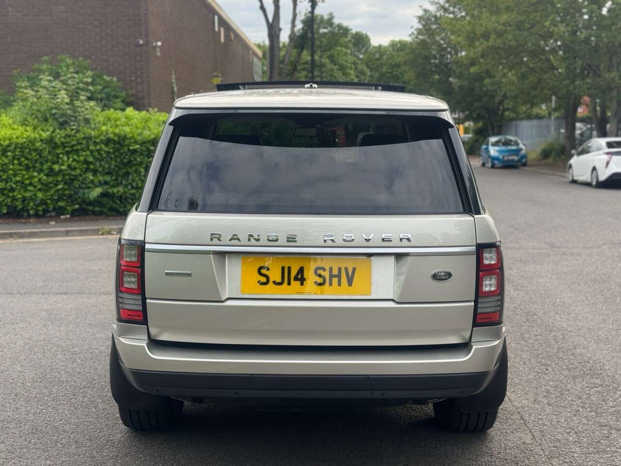 A 2014 LAND ROVER RANGE ROVER 4.4 SD V8 Autobiography SUV 5dr Diesel Auto 4WD Euro 5 (339 ps) STUNNING+1O A 2014 LAND ROVER RANGE ROVER 4.4 SD V8 Autobiography SUV 5dr Diesel Auto 4WD Euro 5 (339 ps) STUNNING+1O