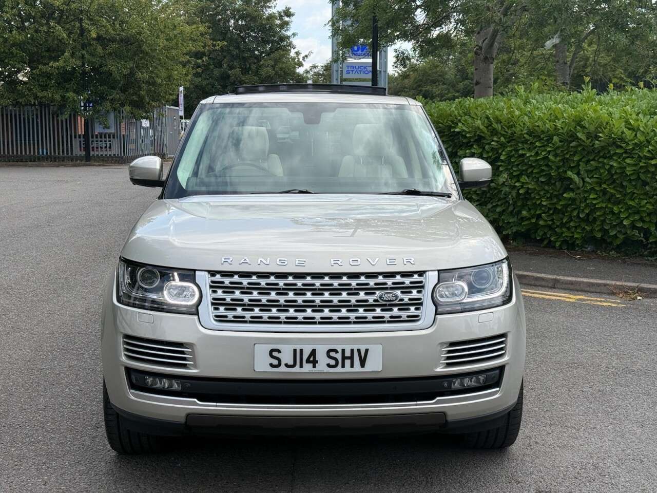 A 2014 LAND ROVER RANGE ROVER 4.4 SD V8 Autobiography SUV 5dr Diesel Auto 4WD Euro 5 (339 ps) STUNNING+1O A 2014 LAND ROVER RANGE ROVER 4.4 SD V8 Autobiography SUV 5dr Diesel Auto 4WD Euro 5 (339 ps) STUNNING+1O