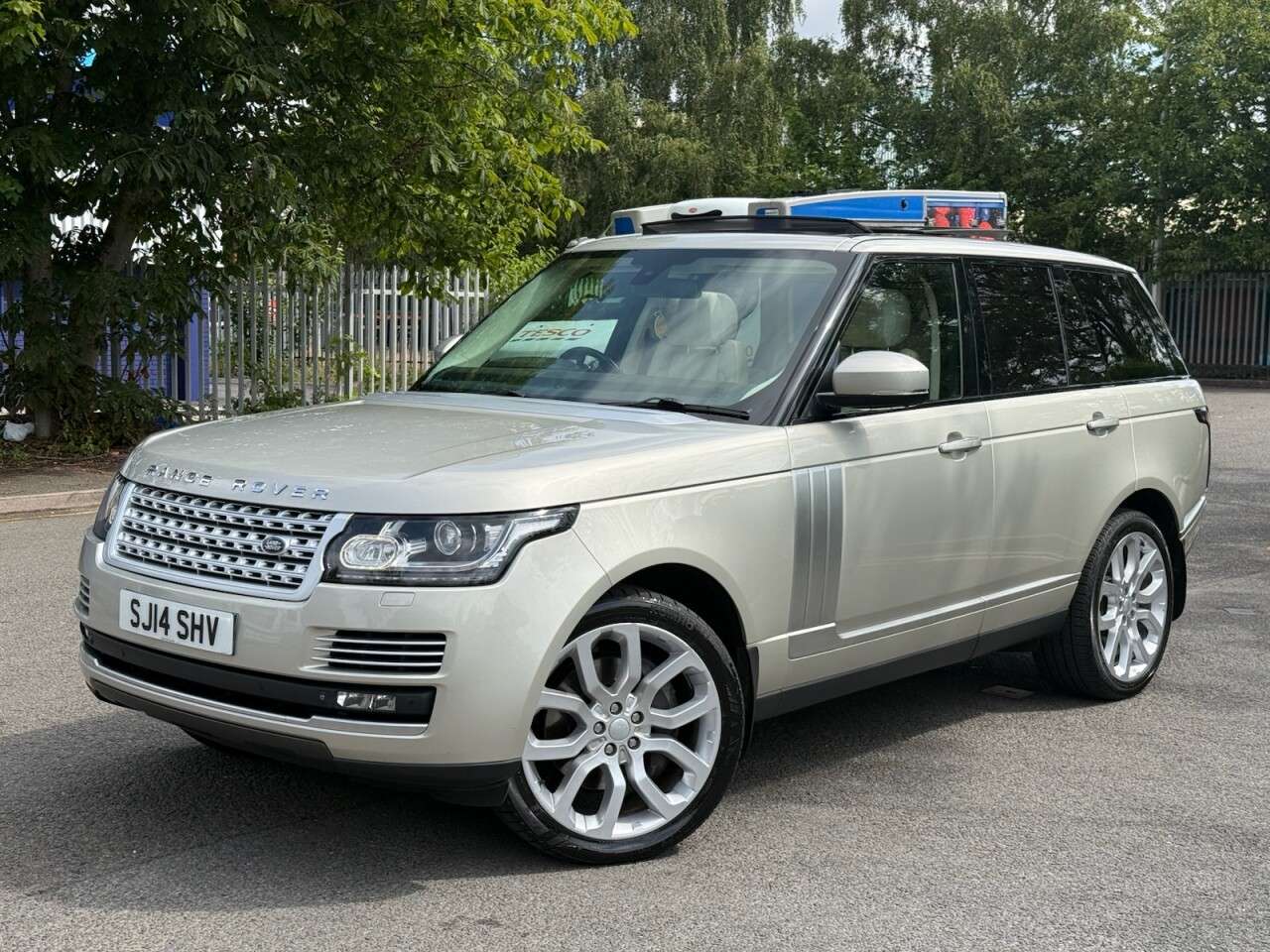 A 2014 LAND ROVER RANGE ROVER 4.4 SD V8 Autobiography SUV 5dr Diesel Auto 4WD Euro 5 (339 ps) STUNNING+1O A 2014 LAND ROVER RANGE ROVER 4.4 SD V8 Autobiography SUV 5dr Diesel Auto 4WD Euro 5 (339 ps) STUNNING+1O