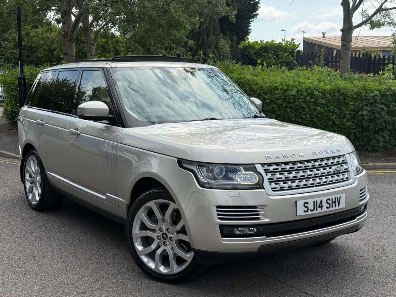 A 2014 LAND ROVER RANGE ROVER 4.4 SD V8 Autobiography SUV 5dr Diesel Auto 4WD Euro 5 (339 ps) STUNNING+1O A 2014 LAND ROVER RANGE ROVER 4.4 SD V8 Autobiography SUV 5dr Diesel Auto 4WD Euro 5 (339 ps) STUNNING+1O