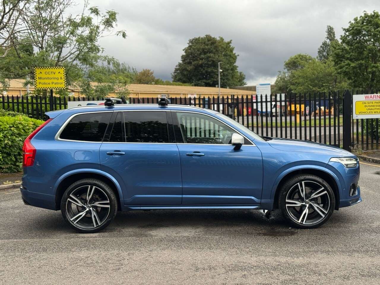 A 2015 VOLVO XC90 2.0 D5 R-Design SUV 5dr Diesel Geartronic 4WD Euro 6 (s/s) (225 ps) A 2015 VOLVO XC90 2.0 D5 R-Design SUV 5dr Diesel Geartronic 4WD Euro 6 (s/s) (225 ps)