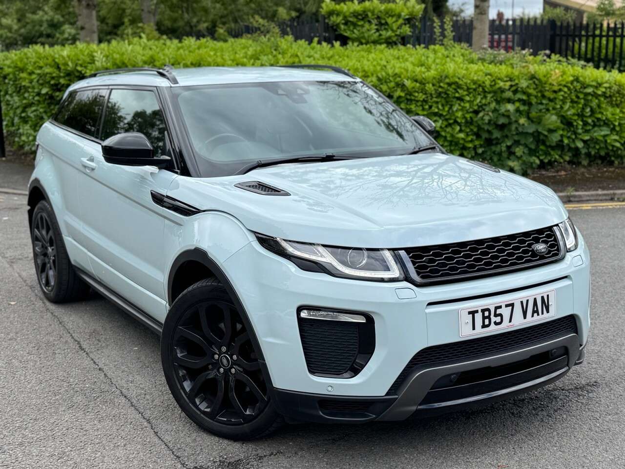 A 2017 LAND ROVER RANGE ROVER EVOQUE 2.0 TD4 HSE Dynamic Coupe 3dr Diesel Auto 4WD Euro 6 (s/s) (180 ps) ULEZ+FS A 2017 LAND ROVER RANGE ROVER EVOQUE 2.0 TD4 HSE Dynamic Coupe 3dr Diesel Auto 4WD Euro 6 (s/s) (180 ps) ULEZ+FS