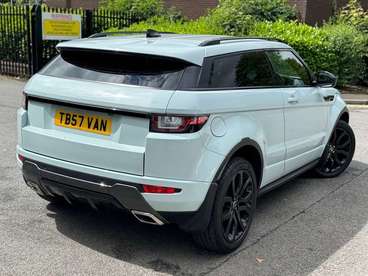 A 2017 LAND ROVER RANGE ROVER EVOQUE 2.0 TD4 HSE Dynamic Coupe 3dr Diesel Auto 4WD Euro 6 (s/s) (180 ps) ULEZ+FS A 2017 LAND ROVER RANGE ROVER EVOQUE 2.0 TD4 HSE Dynamic Coupe 3dr Diesel Auto 4WD Euro 6 (s/s) (180 ps) ULEZ+FS
