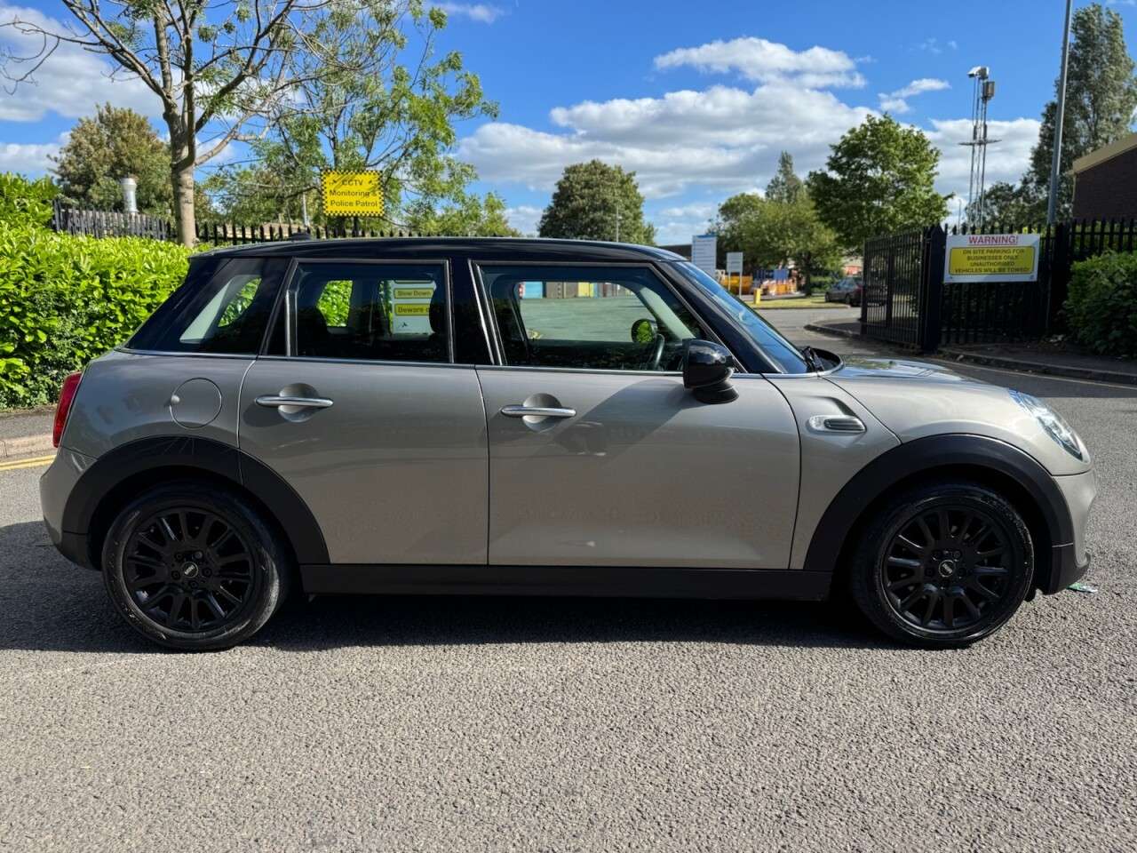 A 2018 MINI HATCH 1.5 Cooper GPF Hatchback 5dr Petrol Manual Euro 6 (s/s) (136 ps) A 2018 MINI HATCH 1.5 Cooper GPF Hatchback 5dr Petrol Manual Euro 6 (s/s) (136 ps)