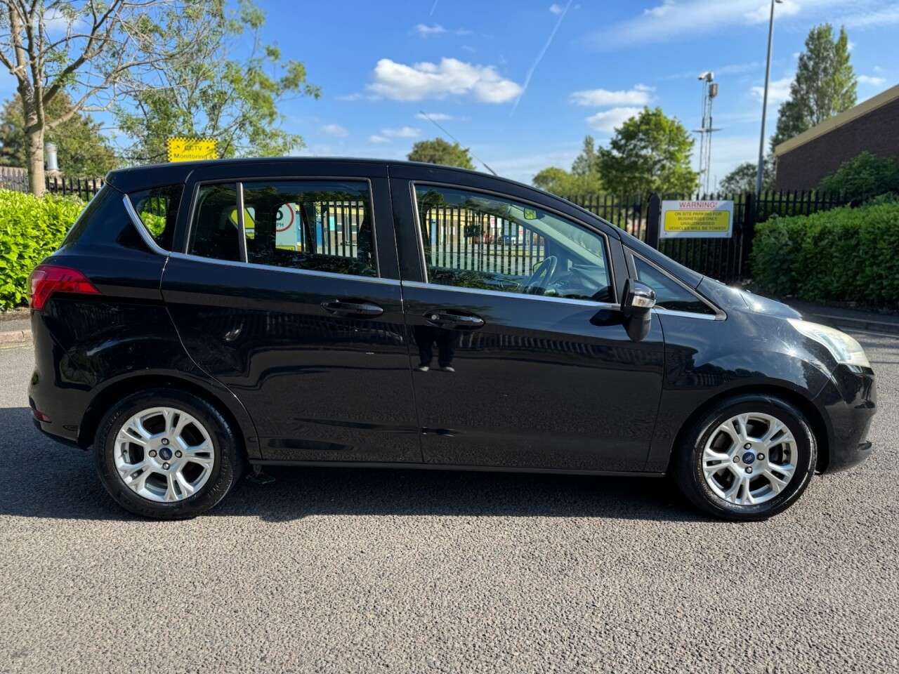 A 2014 FORD B-MAX 1.6 TDCi Zetec MPV 5dr Diesel Manual Euro 5 (95 ps) A 2014 FORD B-MAX 1.6 TDCi Zetec MPV 5dr Diesel Manual Euro 5 (95 ps)
