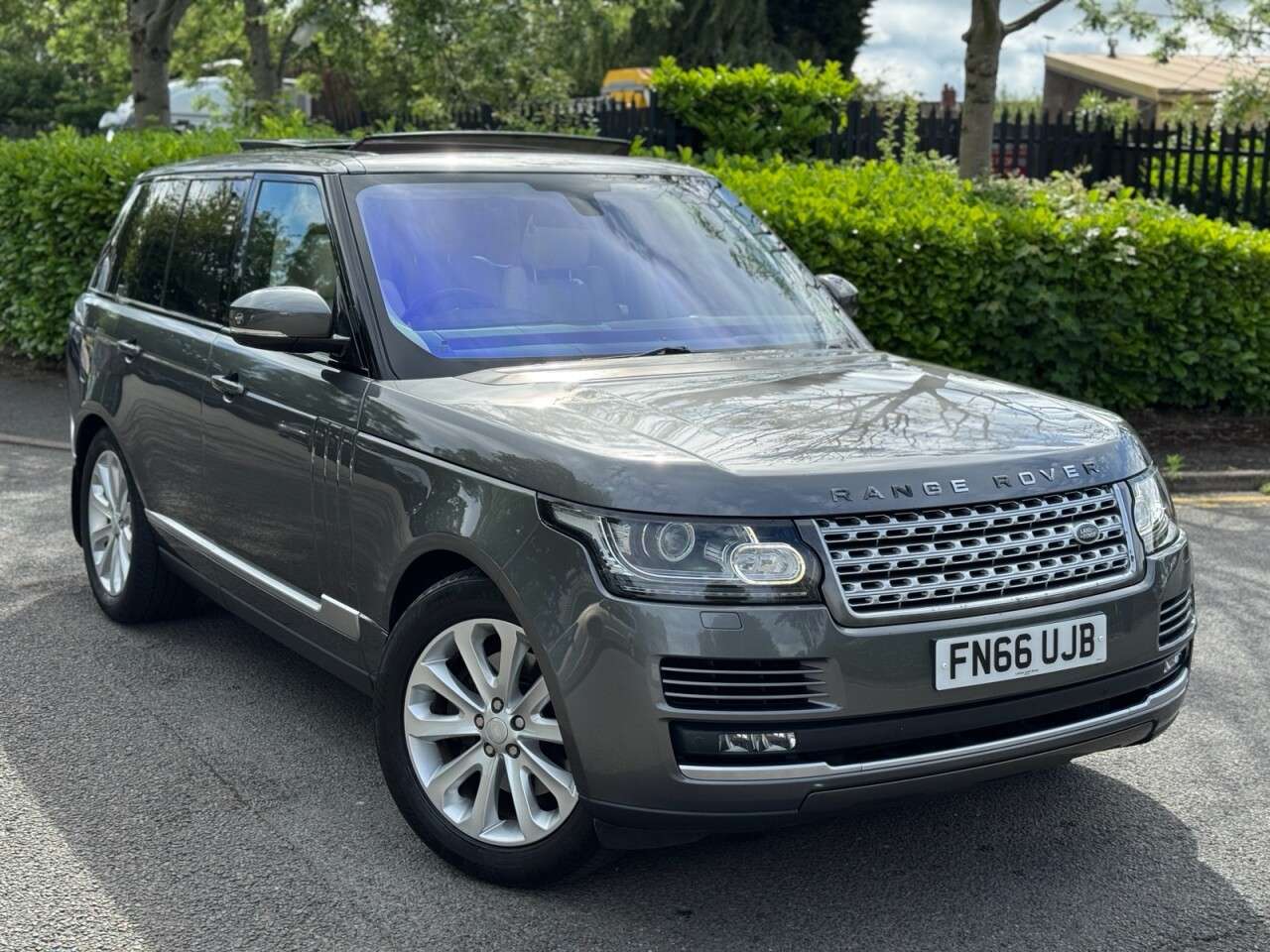 A 2016 LAND ROVER RANGE ROVER 3.0 TD V6 Vogue SUV 5dr Diesel Auto 4WD Euro 6 (s/s) (258 ps) A 2016 LAND ROVER RANGE ROVER 3.0 TD V6 Vogue SUV 5dr Diesel Auto 4WD Euro 6 (s/s) (258 ps)