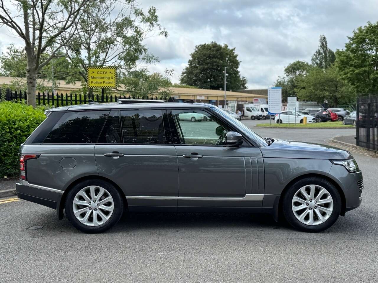 A 2016 LAND ROVER RANGE ROVER 3.0 TD V6 Vogue SUV 5dr Diesel Auto 4WD Euro 6 (s/s) (258 ps) A 2016 LAND ROVER RANGE ROVER 3.0 TD V6 Vogue SUV 5dr Diesel Auto 4WD Euro 6 (s/s) (258 ps)