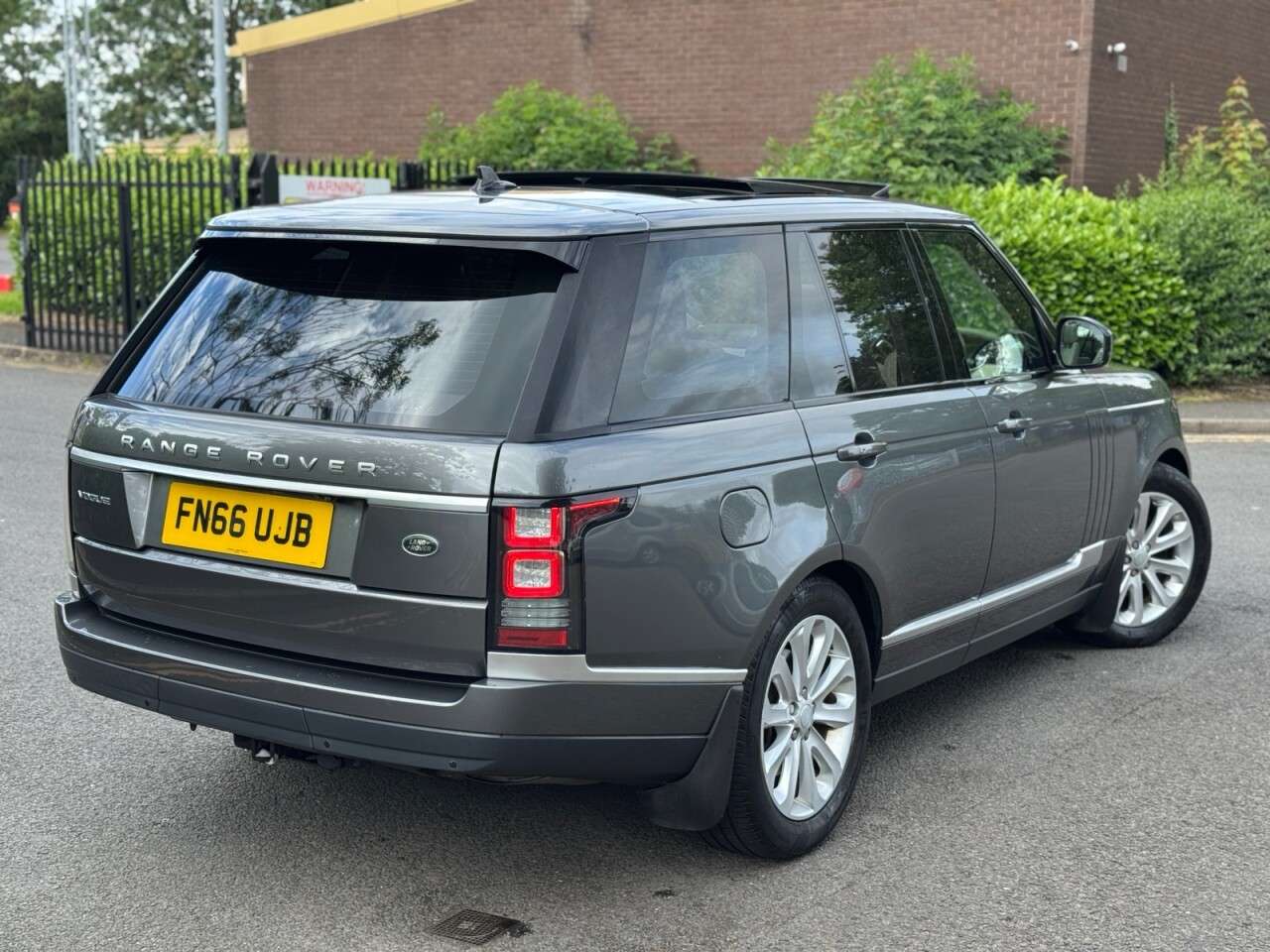 A 2016 LAND ROVER RANGE ROVER 3.0 TD V6 Vogue SUV 5dr Diesel Auto 4WD Euro 6 (s/s) (258 ps) A 2016 LAND ROVER RANGE ROVER 3.0 TD V6 Vogue SUV 5dr Diesel Auto 4WD Euro 6 (s/s) (258 ps)