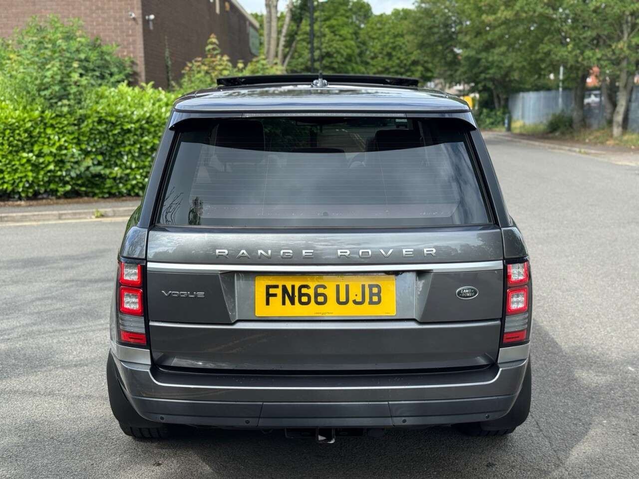 A 2016 LAND ROVER RANGE ROVER 3.0 TD V6 Vogue SUV 5dr Diesel Auto 4WD Euro 6 (s/s) (258 ps) A 2016 LAND ROVER RANGE ROVER 3.0 TD V6 Vogue SUV 5dr Diesel Auto 4WD Euro 6 (s/s) (258 ps)