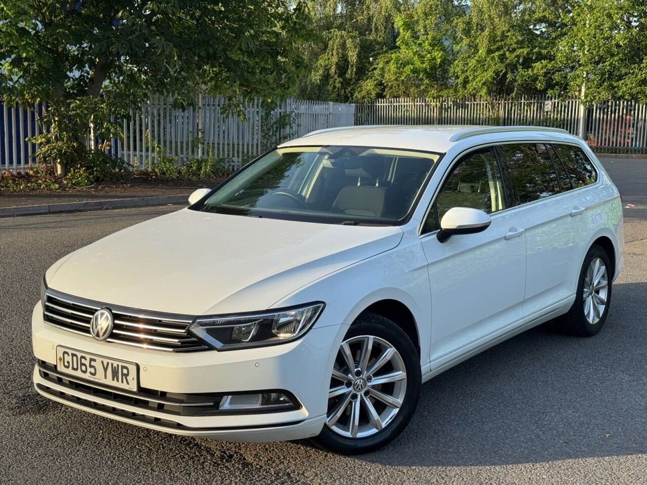 A 2015 VOLKSWAGEN PASSAT 1.6 TDI BlueMotion Tech SE Estate 5dr Diesel Manual Euro 6 (s/s) (120 ps) A 2015 VOLKSWAGEN PASSAT 1.6 TDI BlueMotion Tech SE Estate 5dr Diesel Manual Euro 6 (s/s) (120 ps)