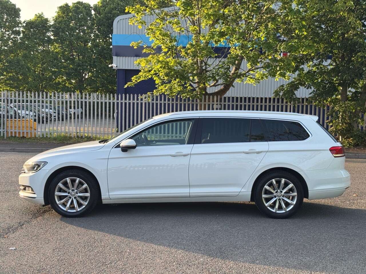 A 2015 VOLKSWAGEN PASSAT 1.6 TDI BlueMotion Tech SE Estate 5dr Diesel Manual Euro 6 (s/s) (120 ps) A 2015 VOLKSWAGEN PASSAT 1.6 TDI BlueMotion Tech SE Estate 5dr Diesel Manual Euro 6 (s/s) (120 ps)