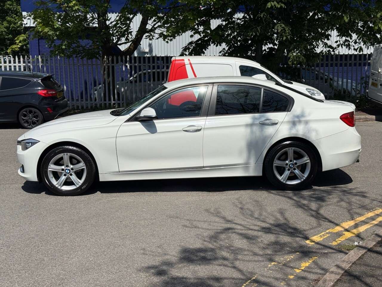 A 2014 BMW 3 SERIES 2.0 318d SE Saloon 4dr Diesel Manual Euro 5 (s/s) (143 ps) A 2014 BMW 3 SERIES 2.0 318d SE Saloon 4dr Diesel Manual Euro 5 (s/s) (143 ps)