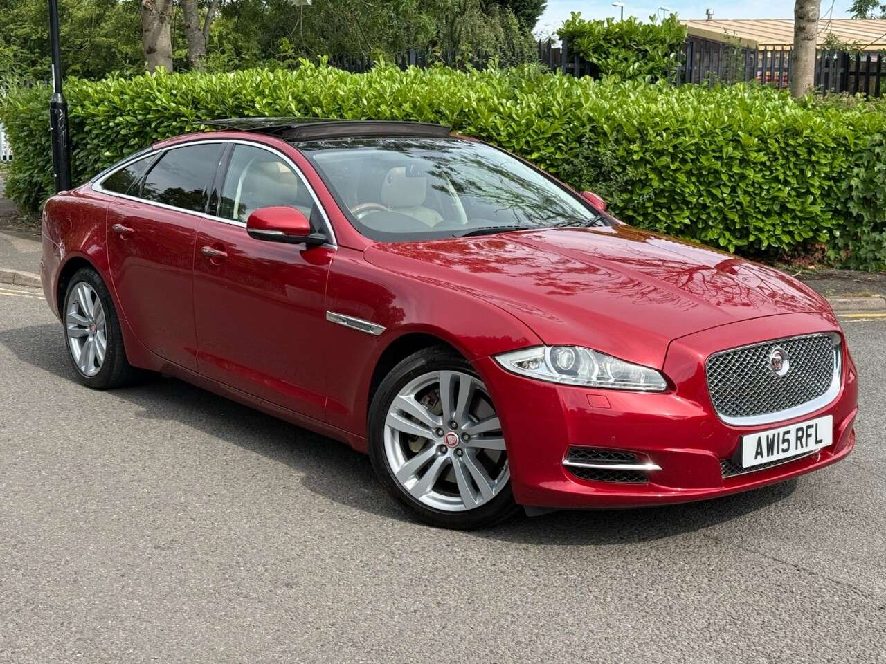 A 2015 JAGUAR XJ 3.0d V6 Premium Luxury Saloon 4dr Diesel Auto Euro 5 (s/s) (275 ps) A 2015 JAGUAR XJ 3.0d V6 Premium Luxury Saloon 4dr Diesel Auto Euro 5 (s/s) (275 ps)