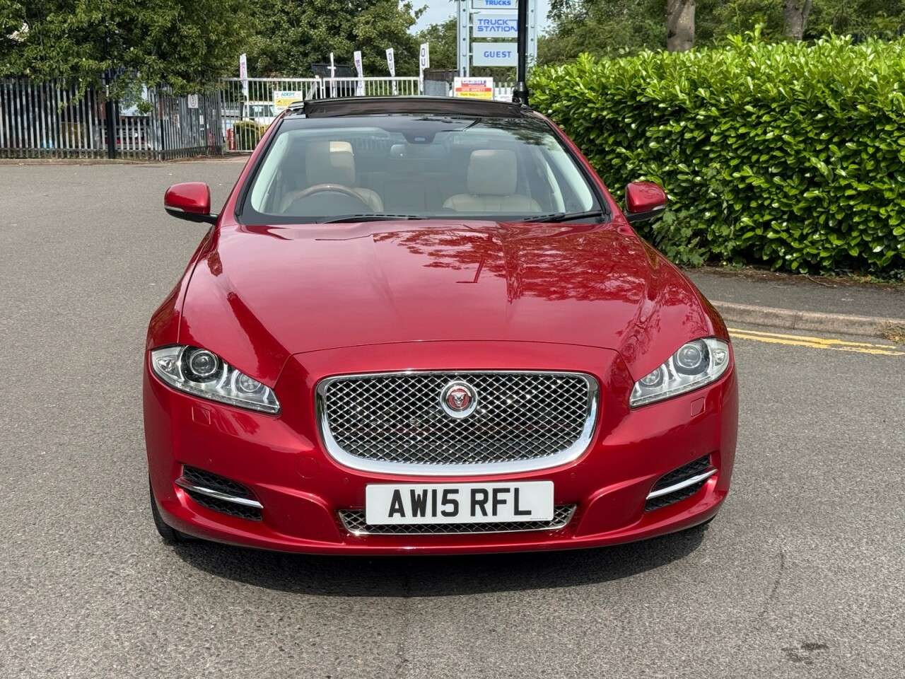 A 2015 JAGUAR XJ 3.0d V6 Premium Luxury Saloon 4dr Diesel Auto Euro 5 (s/s) (275 ps) A 2015 JAGUAR XJ 3.0d V6 Premium Luxury Saloon 4dr Diesel Auto Euro 5 (s/s) (275 ps)