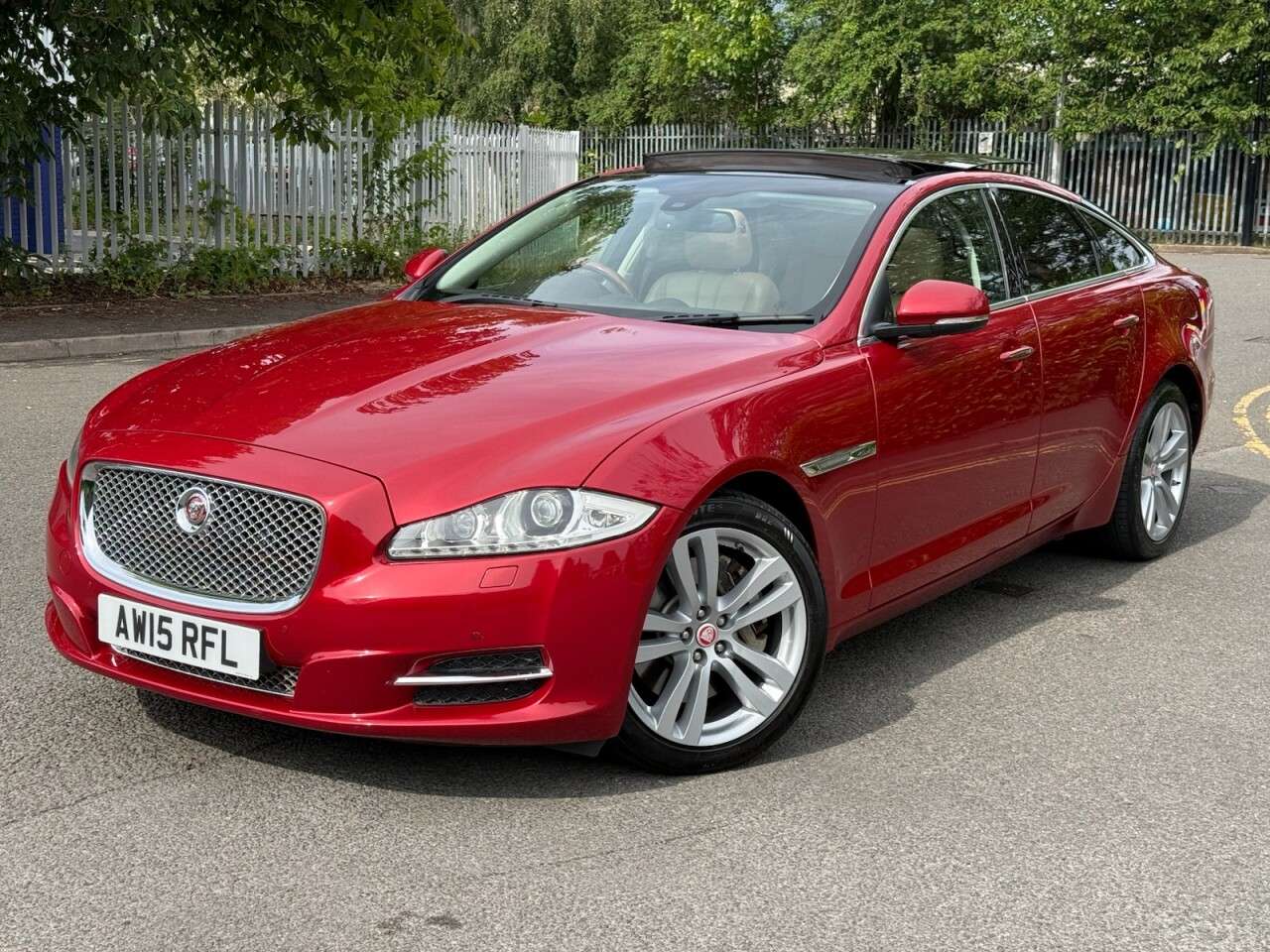 A 2015 JAGUAR XJ 3.0d V6 Premium Luxury Saloon 4dr Diesel Auto Euro 5 (s/s) (275 ps) A 2015 JAGUAR XJ 3.0d V6 Premium Luxury Saloon 4dr Diesel Auto Euro 5 (s/s) (275 ps)