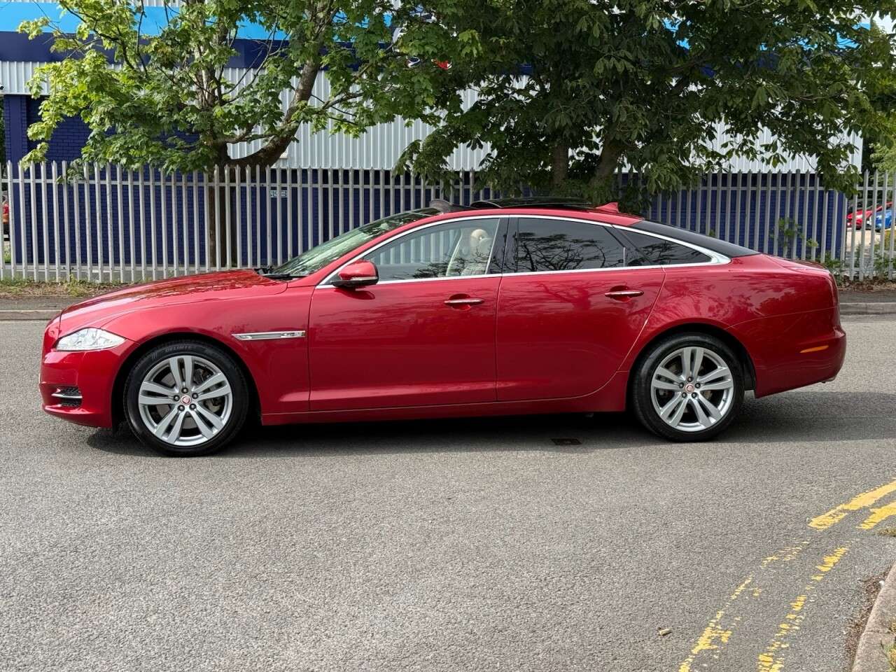 A 2015 JAGUAR XJ 3.0d V6 Premium Luxury Saloon 4dr Diesel Auto Euro 5 (s/s) (275 ps) A 2015 JAGUAR XJ 3.0d V6 Premium Luxury Saloon 4dr Diesel Auto Euro 5 (s/s) (275 ps)