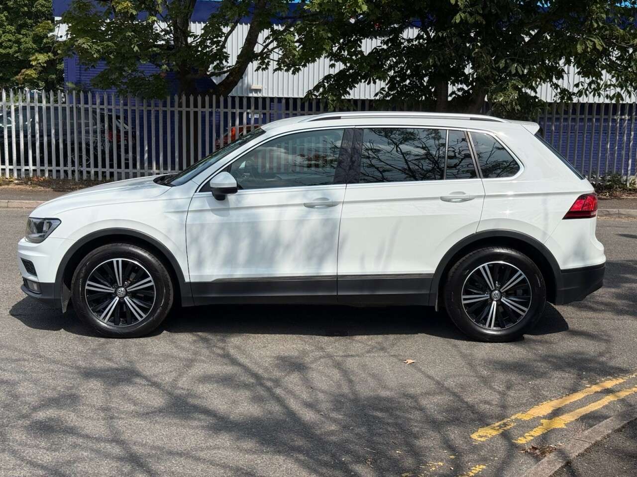 A 2019 VOLKSWAGEN TIGUAN 2.0 TDI SE Navigation SUV 5dr Diesel Manual Euro 6 (s/s) (150 ps) ULEZ+1FRO A 2019 VOLKSWAGEN TIGUAN 2.0 TDI SE Navigation SUV 5dr Diesel Manual Euro 6 (s/s) (150 ps) ULEZ+1FRO