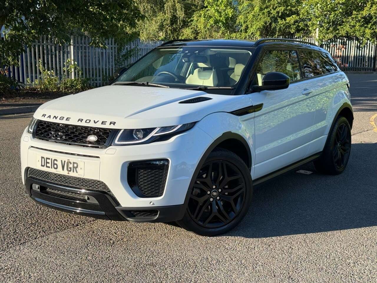 A 2016 LAND ROVER RANGE ROVER EVOQUE 2.0 TD4 HSE Dynamic Coupe 3dr Diesel Auto 4WD Euro 6 (s/s) (180 ps) A 2016 LAND ROVER RANGE ROVER EVOQUE 2.0 TD4 HSE Dynamic Coupe 3dr Diesel Auto 4WD Euro 6 (s/s) (180 ps)